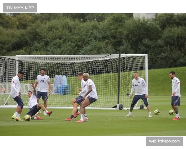 巴黎圣日耳曼训练基地开放日，小球迷与球员互动